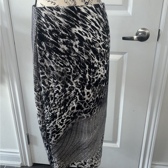 Joseph Ribkoff Stretch Pattern Skirt Size 8 - Picture 5 of 7